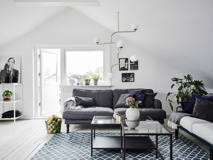 Chậu cây xanh, bình hoa giúp không gian phòng khách sinh động và không hề ảm đạm.