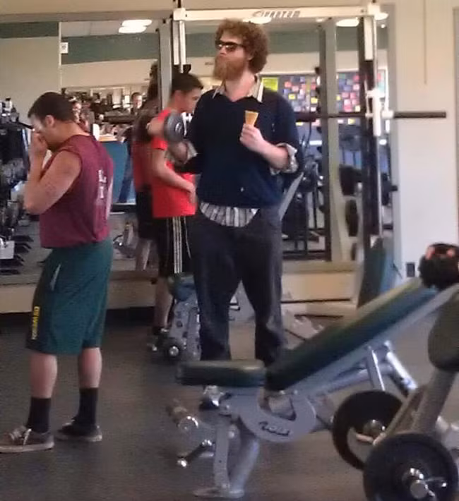 Tôi chỉ vào phòng gym để đi dạo tí thôi mà.