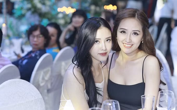 Cả hai chị em có mặt từ rất sớm để chung vui cùng Tú Anh và hôn phu thiếu gia. Mai Phương Thúy mất ngủ đến 3h sáng để kịp chuẩn bị nhưng vẫn rất xinh tươi. Trong khi đó Ngọc Phượng được nhiều chú ý vì nhan sắc xinh đẹp.