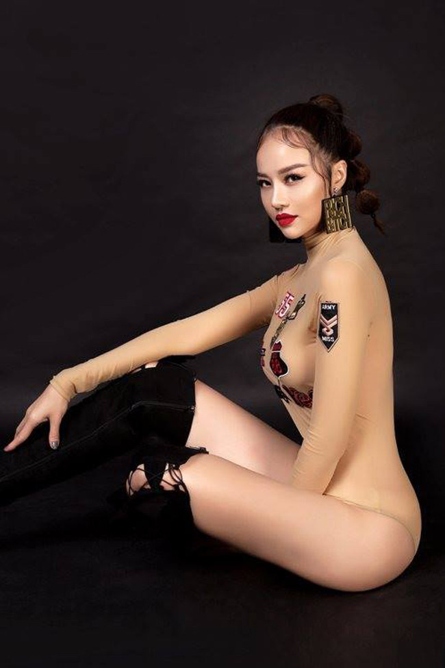 Thường xuất hiện với những bộ hình thời trang đơn giản, kín đáo nhưng mới đây, Kiều Ngân khiến nhiều người bất ngờ trong bộ ảnh với thiết kế áo tắm một mảnh "có như không".