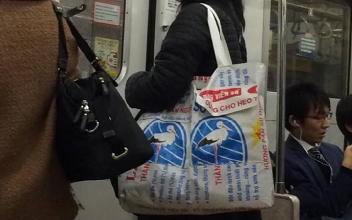 Nguoi Nhat bien bao cam 