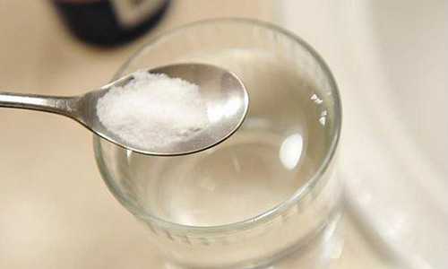 Nước muối có công dụng làm mờ sẹo và loại bỏ chất nhờn trên da mặt.