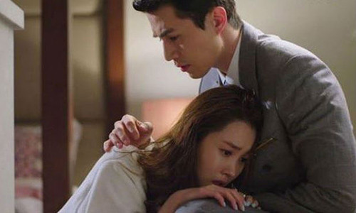 Ca gia dinh chong cu ban dat, vay tien cuu con dau