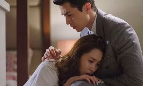 Ca gia dinh chong cu ban dat, vay tien cuu con dau