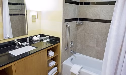 Lap camera quay len phu nu tam trong nha nghi roi dang len web den