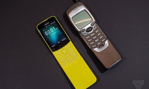 Nokia 8110 4G trái và huyền thoại của năm 1999. Ảnh TheVerge