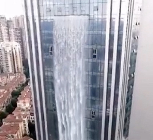 Thác nước nhân tạo ở tòa nhà chọc trời Trung Quốc.