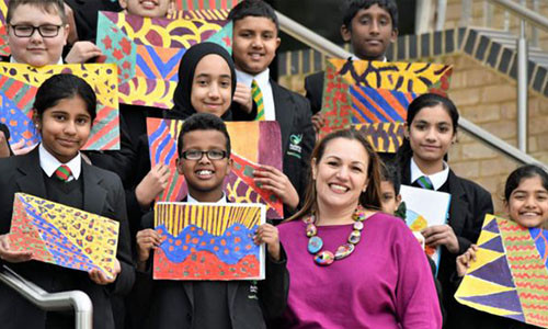 Cô giáo Andria Zafirakou và các em học sinh của mình. (Ảnh: BBC)