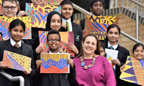 Cô giáo Andria Zafirakou và các em học sinh của mình. (Ảnh: BBC)