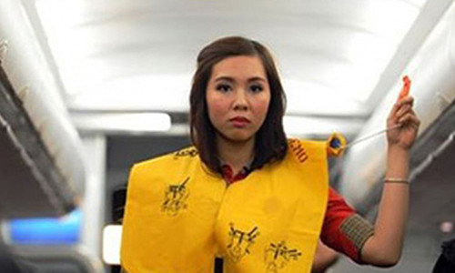 Áo phao được trang bị trên máy bay nhằm đảm bảo an toàn tính mạng cho hành khách trong trường hợp chuyến bay phải hạ cánh khẩn cấp xuống nước. (Ảnh minh họa)