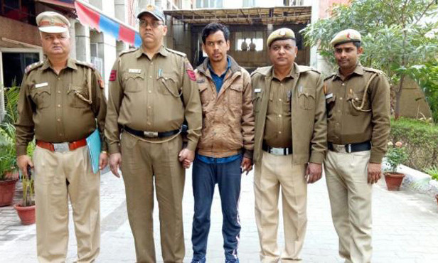 Chân ung gã chồng sát nhân khi bị cảnh sát bắt giữ.