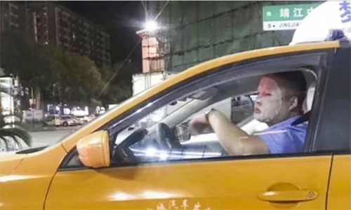 Dap mat na duong da khi dang lai xe, tai xe bi dinh chi viec