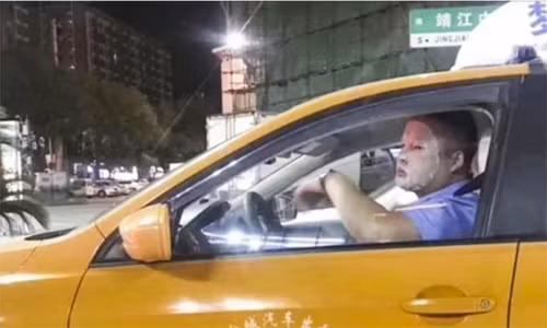 Dap mat na duong da khi dang lai xe, tai xe bi dinh chi viec