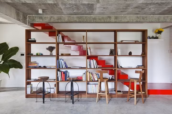 Thư viện sách thu nhỏ nằm ngay dưới chân cầu thang.