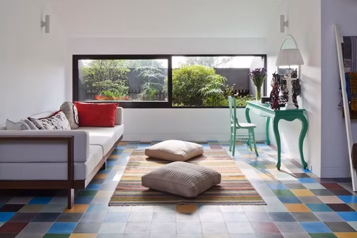 Phòng ngủ thiết kế dạng mở với tấm cửa trượt lớn nối liền qua khoảng sân vườn bên ngoài.