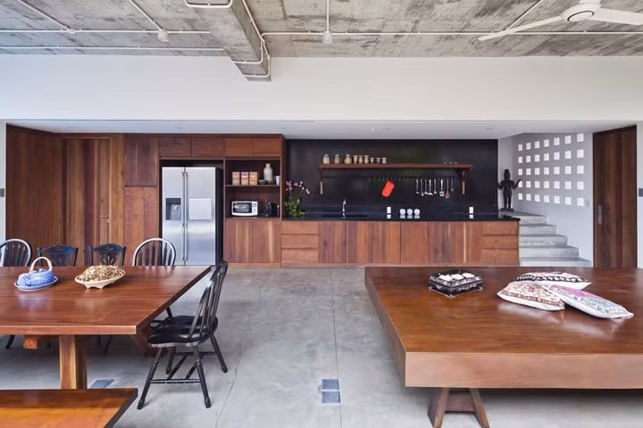  Ngôi nhà gồm có ba tầng, tầng dưới cùng được xây dựng để làm nơi nghỉ ngơi, nhà bếp và phòng ăn.