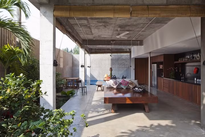 Ánh nắng mặt trời không thể chiếu trực tiếp vào biệt thự mà được lọc qua mành che gỗ và mảng không gian xanh phía trước hiên. Trong trường hợp mưa lớn, màn chắn ngăn không cho nước đi vào nhà. Vào ban đêm, nơi này được bảo vệ bởi một cửa chớp tự động dọc theo bếp.