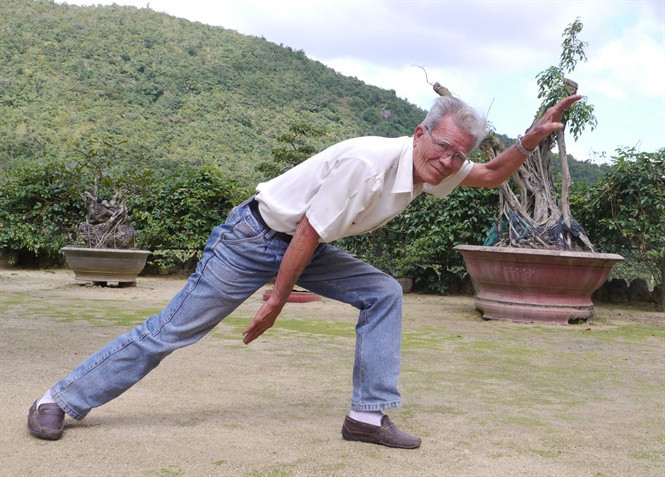 Võ sư Phi Long đánh thế võ Kê hầu viên.