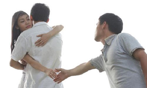 Có những dấu hiệu rõ ràng giúp bạn nhận ra mình đang bị "cắm sừng".