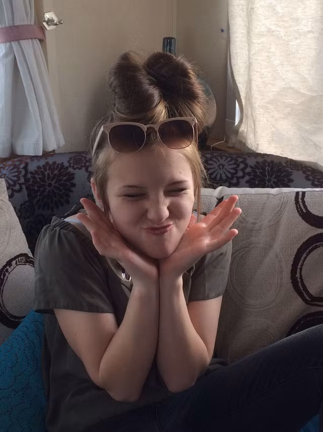 Be gai 12 tuoi dang tai thu tuyet menh truoc khi treo co tu sat