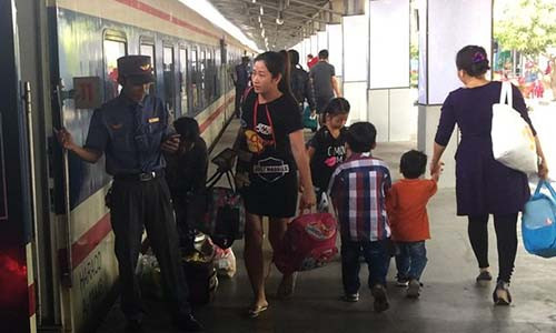 Nguyễn Văn Sơn - tiếp viên trên tàu SE 6 soát vé khách lên tàu.