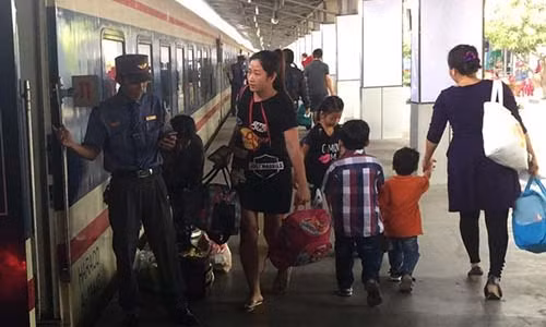 Nguyễn Văn Sơn - tiếp viên trên tàu SE 6 soát vé khách lên tàu.