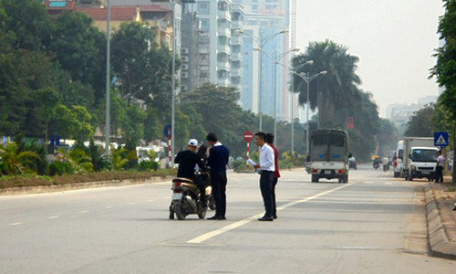 Môi giới xuống đường tìm khách (Ảnh:Tuấn Linh)