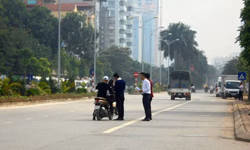 Môi giới xuống đường tìm khách (Ảnh:Tuấn Linh)