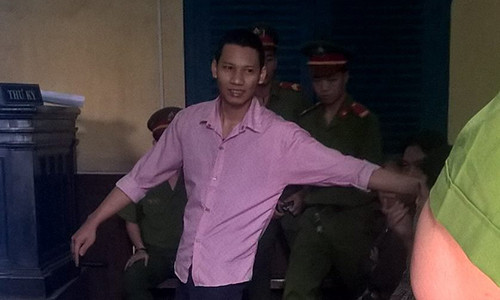 Bị cáo Duy tỏ ra vui vẻ vì được giảm án.