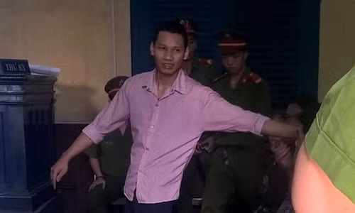 Bị cáo Duy tỏ ra vui vẻ vì được giảm án.