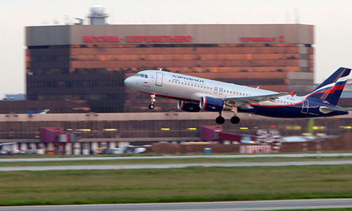 Phat hien thi the dan ong tren duong bang sau khi may bay cat canh