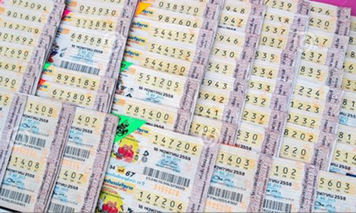 Anh Jirawut đã mua 7 tấm vé giống nhau để mong thắng lớn.