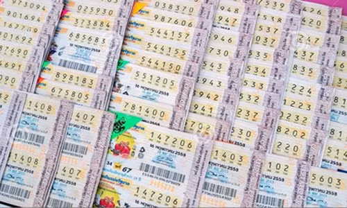 Anh Jirawut đã mua 7 tấm vé giống nhau để mong thắng lớn.