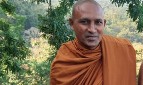 Nha su bi bao vo chet khi dang ngoi thien trong rung