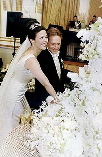Chiếc bánh kem bơ vani 40 lớp được thiết kế cho lễ cưới của Michael Douglas và Zeta-Jones vào năm 2000. Bánh được làm từ kem vanilla với chiều cao hơn chiều cao trung bình của một người. Các nhà sản xuất đã sử dụng hàng ngàn bông hoa để trang trí chiếc bánh xa xỉ này. (Ảnh: Danviet)