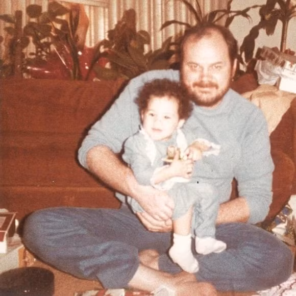 Công nương Meghan Markle bên cha khi còn bé.