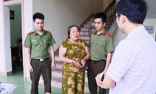 Đối tượng Hương bị bắt khi làm giả con dấu, tài liệu. Ảnh: Minh Tâm