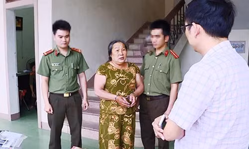 Đối tượng Hương bị bắt khi làm giả con dấu, tài liệu. Ảnh: Minh Tâm