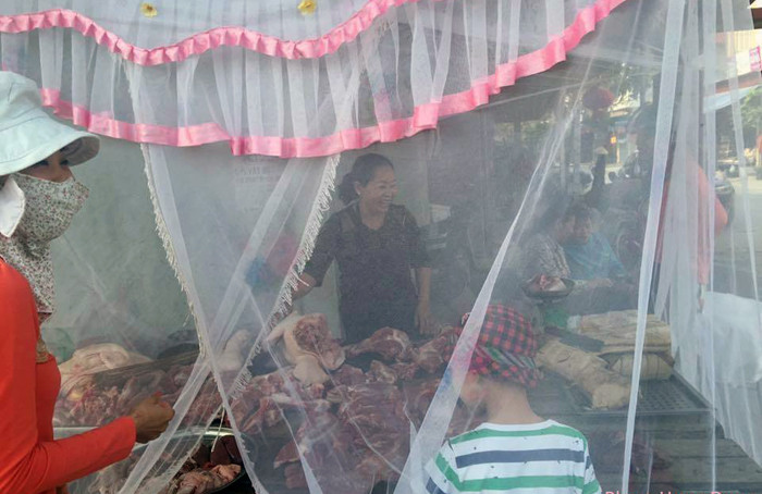 Co ban thit mac man chong con trung cho sap thit