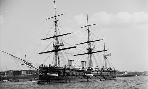 Tuần dương hạm Dmitrii Donskoi.