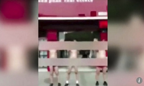 Những người đàn ông đứng ngoài đường nhảy múa vì bị sếp phạt.