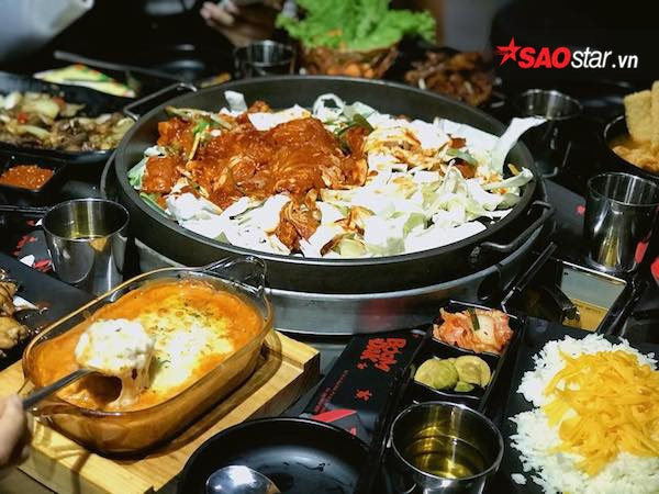 Món Dakgalbi có thể ăn như một món chính, kèm vớ cơm để mau no hay mì được cho vào xào chung cũng là một kiểu thưởng thức được ưa chuộng. Ngon miệng nhất, bạn có thể cho miếng gà nóng vào các loại rau sống như tía tô, xà lách… cuộn lại và chấm vào phần tương ớt cay. Nhấm nháp những miếng lườn gà mềm mại được ướp kỹ và thêm chút vị nồng ấm của rượu soju trong tiết trời lành lạnh ban đêm sẽ là một trải nghiệm thú vị có một không hai, để lại những kỷ niệm khó quên trong lòng thực khách.