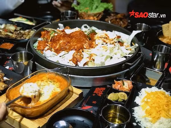 Món Dakgalbi có thể ăn như một món chính, kèm vớ cơm để mau no hay mì được cho vào xào chung cũng là một kiểu thưởng thức được ưa chuộng. Ngon miệng nhất, bạn có thể cho miếng gà nóng vào các loại rau sống như tía tô, xà lách… cuộn lại và chấm vào phần tương ớt cay. Nhấm nháp những miếng lườn gà mềm mại được ướp kỹ và thêm chút vị nồng ấm của rượu soju trong tiết trời lành lạnh ban đêm sẽ là một trải nghiệm thú vị có một không hai, để lại những kỷ niệm khó quên trong lòng thực khách.