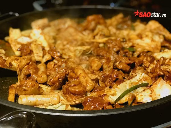 Với giá thành tương đối rẻ, Dakgalbi đã trở thành món ăn đường phố được ưa chuộng của giới học sinh, sinh viên Hàn Quốc; được bày bán tại hầu hết các khu chợ đêm, khu ẩm thực và trên các đường phố của Xứ sở Kim Chi.