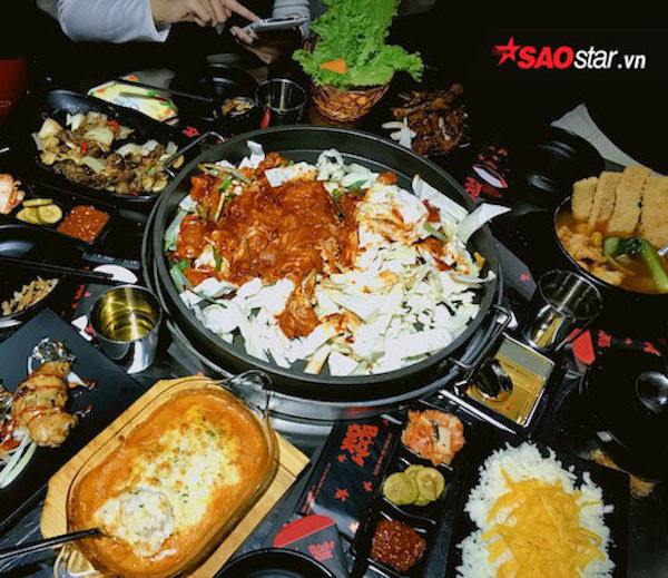 Xuất hiện lần đầu tiên vào cuối những năm 1960, Dakgalbi ban đầu là một món ăn chơi và thưởng thức như đồ nhấm tại các quán rượu ven đường. Theo thời gian, hương vị đậm đà và hương thơm quyến rũ đã giúp món ăn này dần chiếm trọn khẩu vị của mọi thực khách Hàn Quốc. Đến nay, nhắc đến những đặc sản của ẩm thực xứ kimchi thì cái tên Dakgalbi lại không thể vắng mặt.