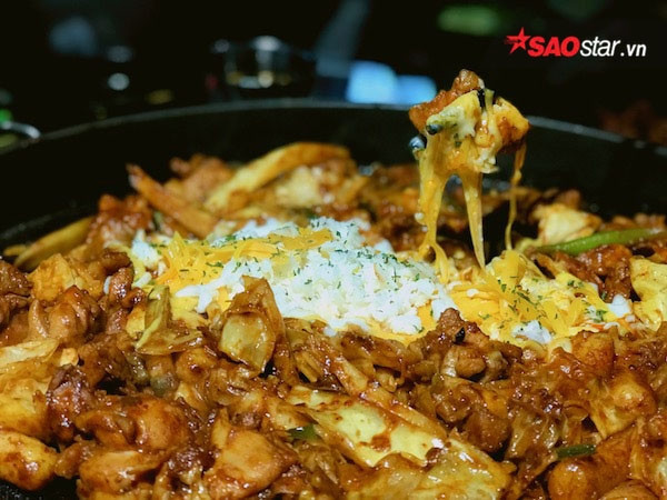 Tuy nhiên, vị ngon khó cưỡng và sự lạ miệng, tròn vị của món ăn cũng đã thu hút mọi tần lớp thực khách. Đặc biệt khách du lịch nước ngoài đến Hàn Quốc đều phải tìm món này để trải nghiệm cho bằng được.