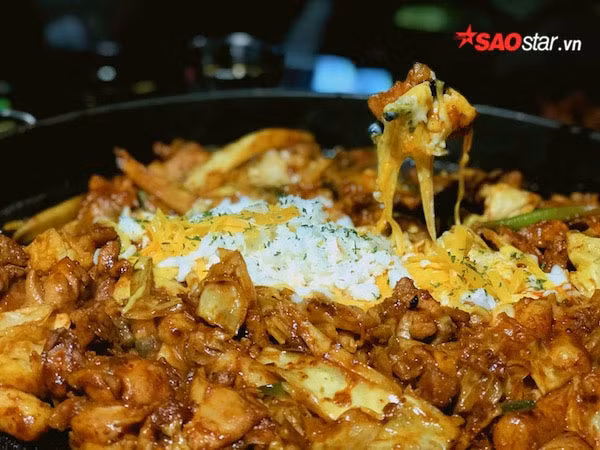 Tuy nhiên, vị ngon khó cưỡng và sự lạ miệng, tròn vị của món ăn cũng đã thu hút mọi tần lớp thực khách. Đặc biệt khách du lịch nước ngoài đến Hàn Quốc đều phải tìm món này để trải nghiệm cho bằng được.