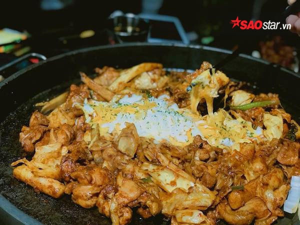 Những miếng lườn gà mềm mại, được ướp thấm tháp gia vị nên mang đến sự đậm đà và hương vị thơm ngon khó cưỡng. Đặc biệt, không thể bỏ qua sự góp vị của tương ớt Gochujang cay nồng, vị ngọt ngọt cay cay của thành phần này giúp cho miếng gà thêm nồng nàn hương vị và tô thêm sắc đỏ hấp dẫn cho món ăn.