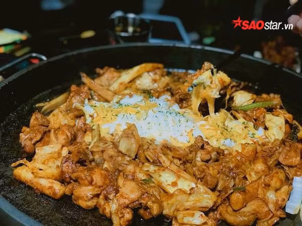 Những miếng lườn gà mềm mại, được ướp thấm tháp gia vị nên mang đến sự đậm đà và hương vị thơm ngon khó cưỡng. Đặc biệt, không thể bỏ qua sự góp vị của tương ớt Gochujang cay nồng, vị ngọt ngọt cay cay của thành phần này giúp cho miếng gà thêm nồng nàn hương vị và tô thêm sắc đỏ hấp dẫn cho món ăn.