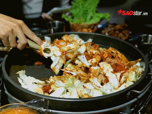 Bắt nguồn từ thành phố Chuncheon thuộc tỉnh Gangwon (Hàn Quốc), món ăn có cái tên khá dễ thương là sự kết hợp giữa từ Dak có nghĩa là gà, galbi có nghĩa là sườn hay còn gọi là lườn. Do đó, dễ dàng hình dung được Dakgalbi được làm từ lườn gà mềm mại và ngọt thịt, kết hợp với sốt gochujang - một loại tương ớt chua cay cho hương vị đậm đà. Độc đáo hơn, món còn ăn kèm với khoai lang, bắp cải, hành củ, bánh gạo và cà rốt. Sự kết hợp giữa vô vàn nguyên liệu đã tạo nên một món Dakgalbi hấp dẫn từ hình thức đến hương vị.